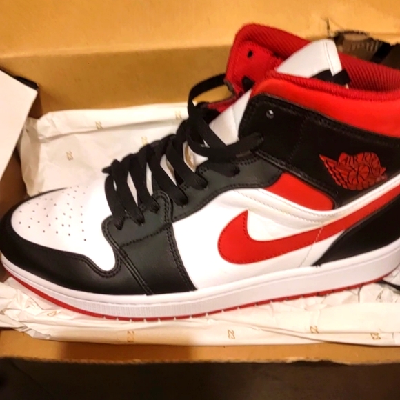 Air jordan 1 mids - Picture 1 of 3